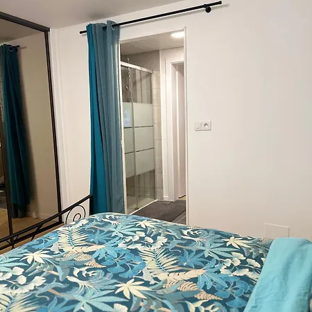 A Mousson Hyper Centre *