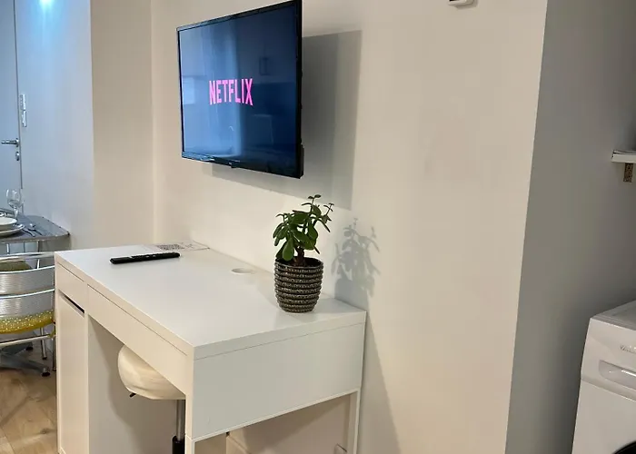 A Mousson Hyper Centre